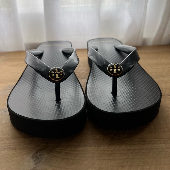 New Tory Burch Women's Cut-Out Wedge Flip-Flops in Perfect Black Size 6 - Picture 2 of 8